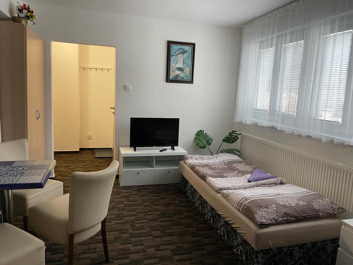 Cetnicka Stanice Hluboka Hluboká nad Vltavou Exterior foto